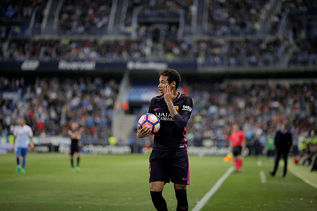 Football Soccer - Malaga v Barcelona- Spanish La Liga Santander - La Rosaleda Stadium, Malaga, Spain - 8/4/17 - Barcelona's Neymar reacts during the match. REUTERS/Jon Nazca ORG XMIT: JN249