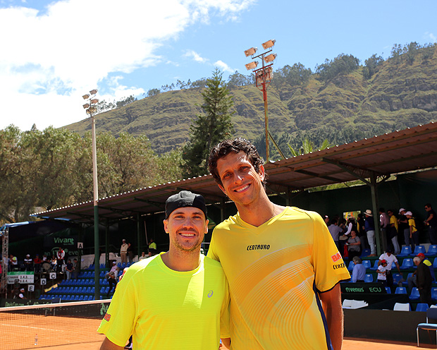 Bruno Soares e Marcelo Melo na quadra de Ambato, no Equador, onde derrotaram os equatorianos pela Copa Davis
