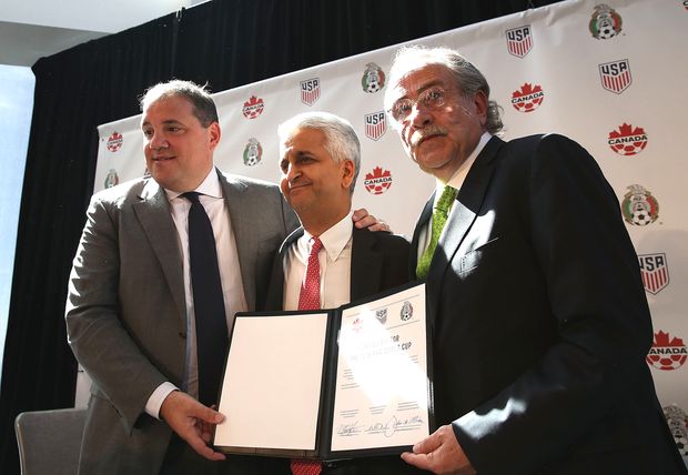 Os presidentes das federaes de futebol do Canad, EUA e Mxico durante anncio de candidatura para a Copa de 2026