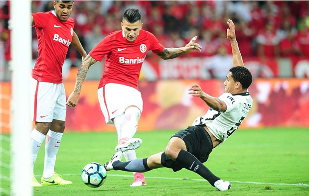 Lance do jogo entre Internacional e Corinthians no Beira-Rio