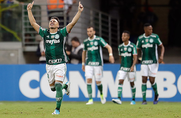 Willian comemora o primeiro gol do Palmeiras contra o Pearol