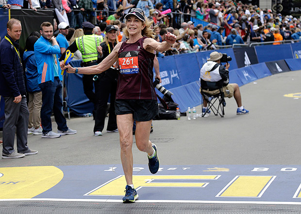 Kathrine Switzer cruza a linha de chegada da maratona de Boston