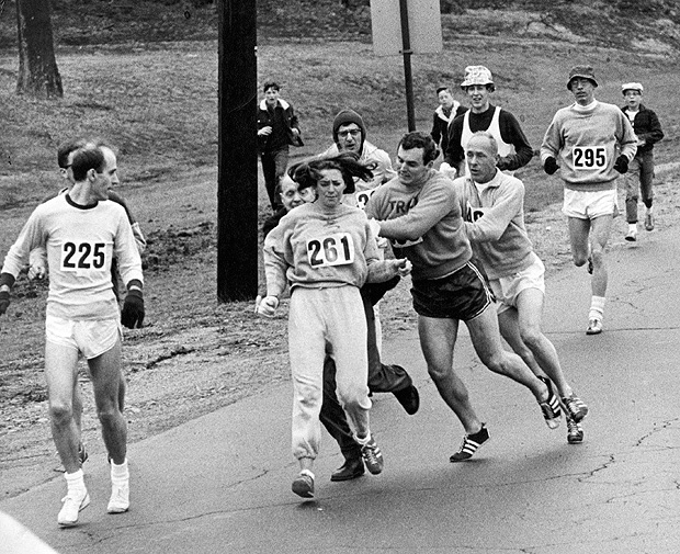 Kathrine  agarrada por funcionrio que tenta arrancar seu nmero e tir-la da maratona de Boston logo no incio da prova