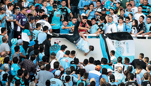 Emanuel Balbo  jogado da arquibancada durante clssico entre Belgrano e Talleres, no sbado (15)