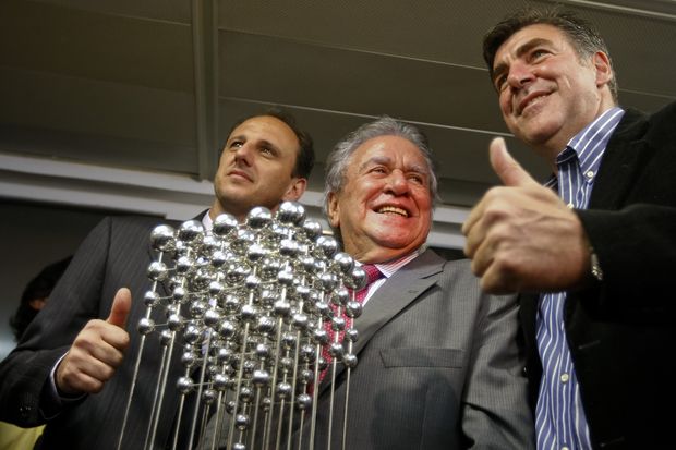 O ex-presidente do So Paulo Juvenal Juvncio com a "Taa das Bolinhas" ao lado de Rogrio Ceni e Zetti, em 2011