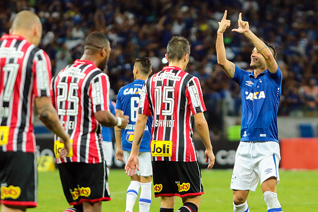 Thiago Neves (dir.) comemora seu gol que garantiu a classificao do Cruzeiro observado por jogadores do So Paulo