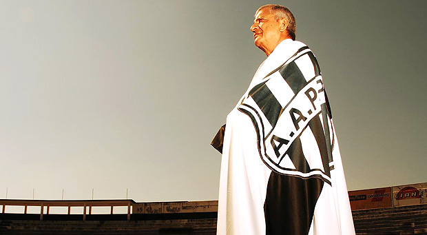 Sérgio Carnielle abraçado com a bandeira da Ponte Preta no estádio Moisés Lucarelli