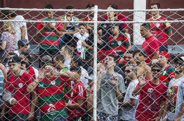 Torcedores da Portuguesa durante jogo contra o Juventus, pela Srie A2 do Campeonato Paulista