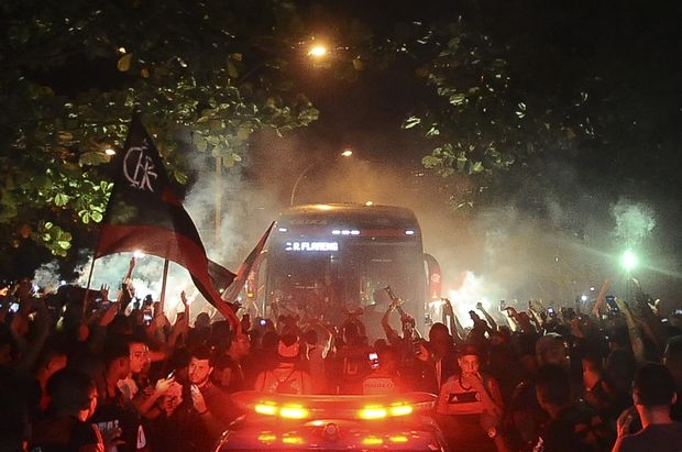 Torcedores cercam nibus do Flamengo antes do embarque para Curitiba