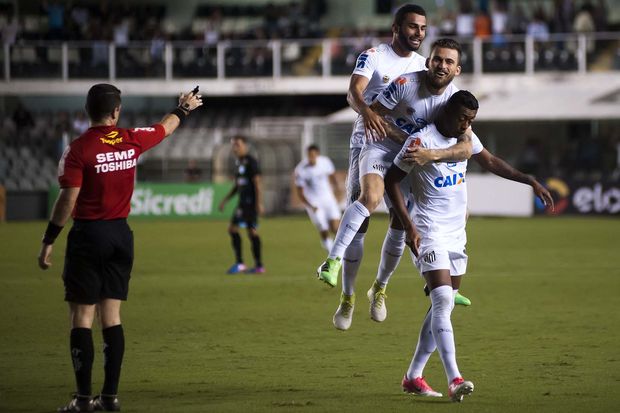 Jogadores do Santos comemoram gol de Bruno Henrique contra o Paysandu