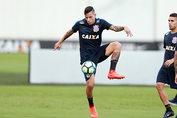 Arana domina a bola durante treino do Corinthians