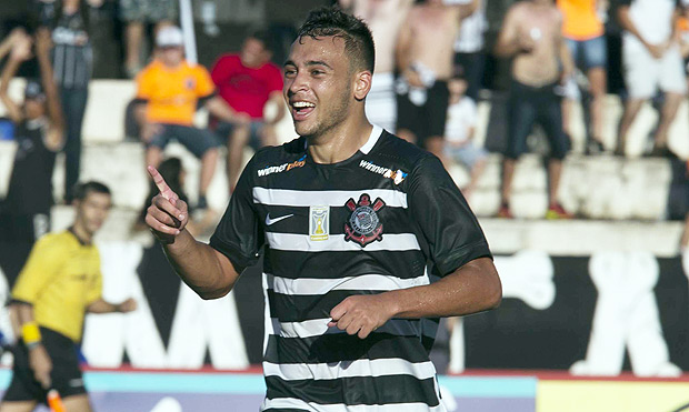Maycon comemora gol marcado pelo Corinthians