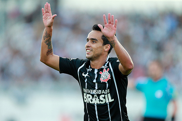 Jadson comemora o seu gol marcado na vitória do Corinthians sobre a Ponte Preta