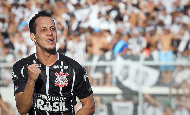 Rodriguinho comemora gol marcado na vitria sobre a Ponte Preta, pelo primeiro jogo da final do Paulista