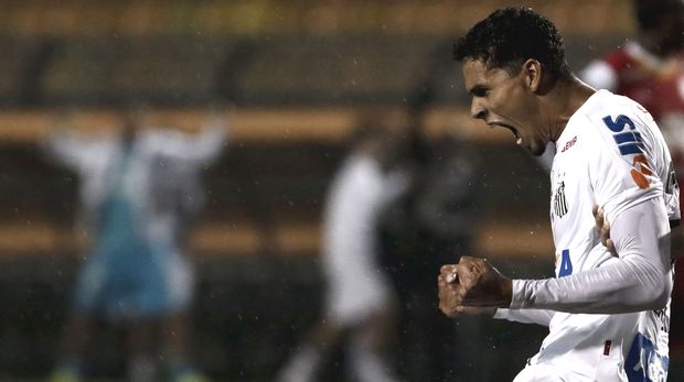 Lucas Verssimo comemora gol marcado na vitria do Santos sobre o Santa Fe