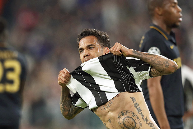 Juventus Defender from Brazil Dani Alves celebrates after scoring during the UEFA Champions League semi final second leg football match Juventus vs Monaco, on May 9, 2017 at the Juventus stadium in Turin. / AFP PHOTO / Valery HACHE
