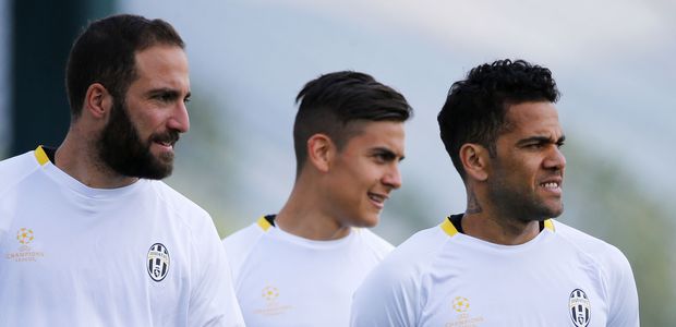 Higuaín ao lado de Dybala e Daniel Alves em treino da Juventus