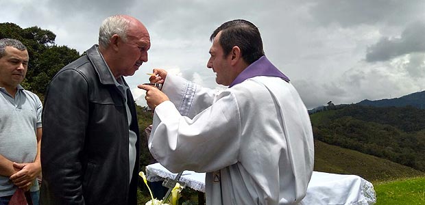 Fiel recebe hstia durante missa em homenagem aos mortos no acidente da Chapecoense 
