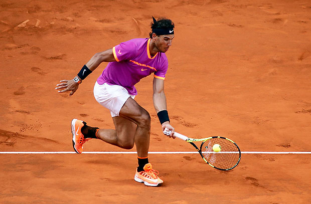 O tenista espanhol Rafael Nadal avana no Masters 1000 de Roma