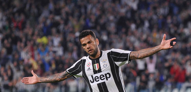 Daniel Alves, que jogar ao lado de Neymar no PSG, comemora gol com a camisa da Juventus