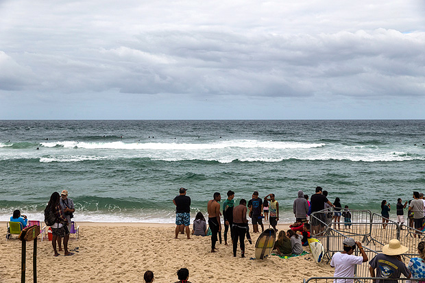 Chuva e vento forte deixam mar agitado e adiam competio de surfe para sexta