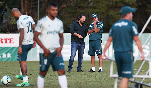 Alexandre Mattos conversa com Cuca durante treino do Palmeiras