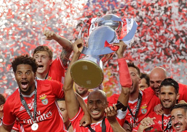 O zagueiro brasileiro Luiso levanta a taa do tetra do Portugus para o Benfica