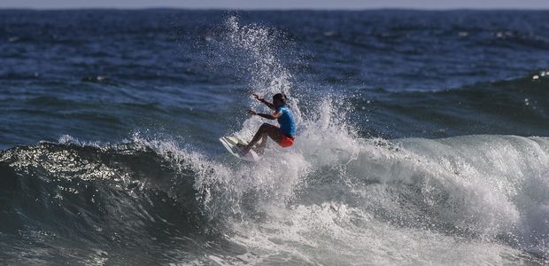 A surfista brasileira Silvana Lima disputa bateria do Mundial de surfe em Saquarema (RJ)