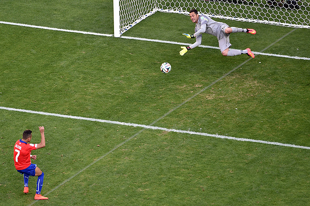 O goleiro brasileiro Jlio Csar defende a cobrana de Alexis Sanchez durante jogo das oitavas de final da Copa do Mundo-2014