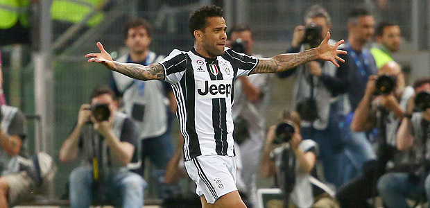Daniel Alves tenta conquistar a Tríplice Coroa pela Juventus