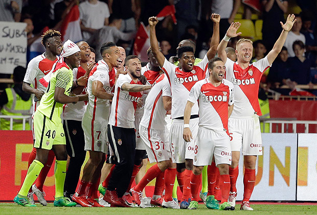 Jogadores do Monaco comemoram o título do Campeonato Francês
