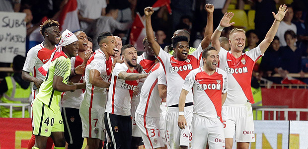 Jogadores do Monaco comemoram em seu estdio a vitria sobre o Saint Etienne, pela liga francesa