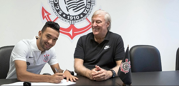 Clayson assinou contrato de quatro anos com o Corinthians