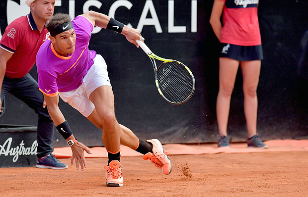 O tenista espanhol Rafael Nadal tenta evitar ponto do austraco Dominic Thiem em Roma