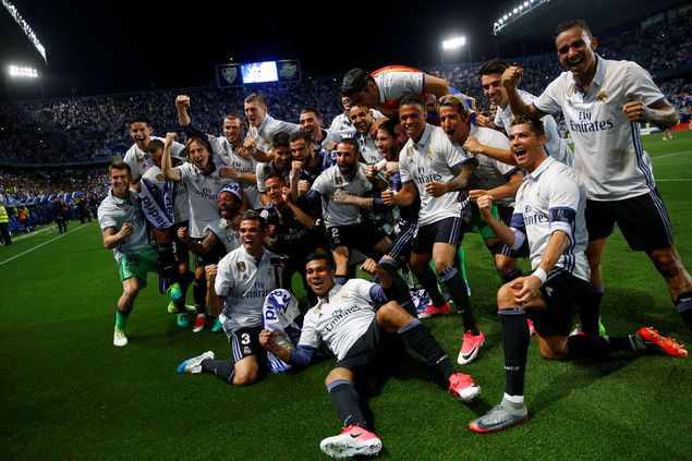 Jogadores do Real Madrid comemoram título do Campeonato Espanhol 2016-17 após vencer o Málaga por 2 a 0