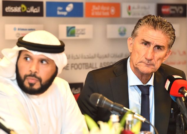 O argentino Edgardo Bauza (dir.) ao lado do presidente da Associao de Futebol dos Emirados rabes Unidos, Marwan bin Ghalaita