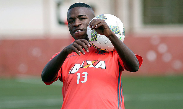 Vincius Jnior domina a bola no peito durante treino do Flamengo