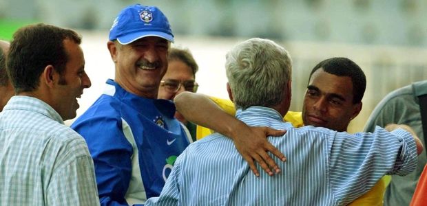 Sandro Rosell (esq.) observa Teixeira abraar Denlson em treino da seleo antes da Copa de 2002