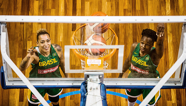 As pivs rika e Clarissa durante sesso de treinamentos da seleo brasileira em Campinas para os Jogos do Rio