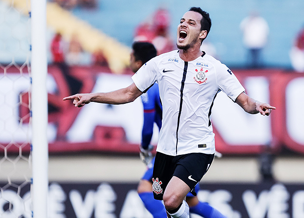 Rodriguinho comemora gol marcado na vitria do Corinthians sobre o Atltico-GO