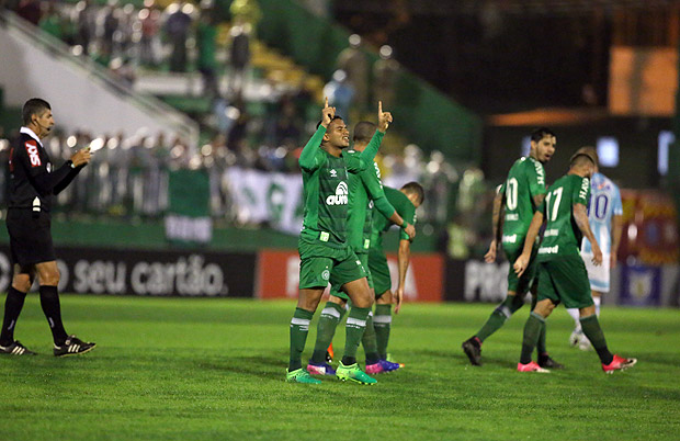 Jogadores da Chapecoense comemoram gol em partida contra o Ava