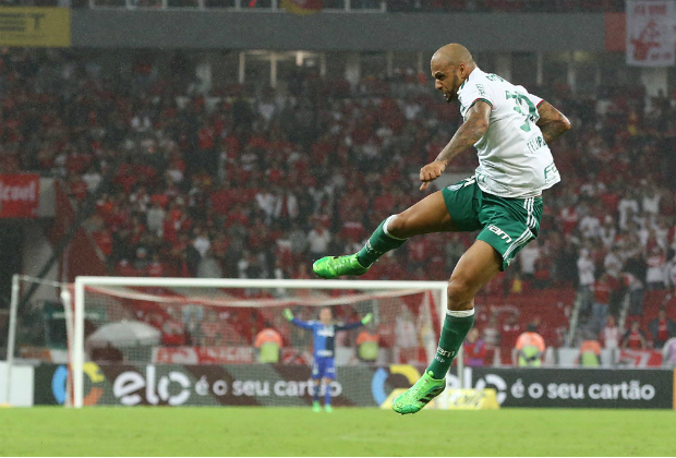 Felipe Melo comemora gol em jogo contra o Internacional, pela Copa do Brasil