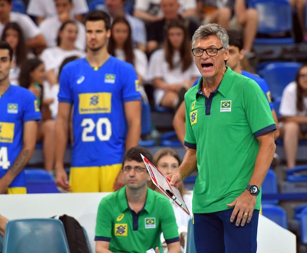 Renan Dal Zotto, técnico da seleção brasileira de vôlei, estreia no comando do time com derrota para a Polônia por 3 a 2, pela Liga Mundial de vôlei