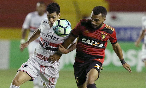 Lance do jogo entre So Paulo e Sport, pelo Campeonato Brasileiro