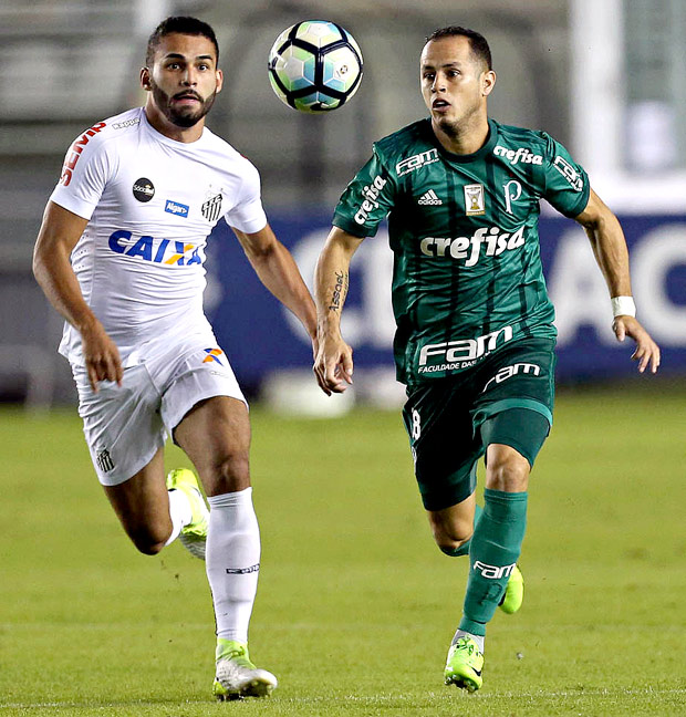 Guerra (dir.), do Palmeiras, disputa bola com Thiago Maia, do Santos, durante jogo na Vila Belmiro, pelo Campeonato Brasileiro
