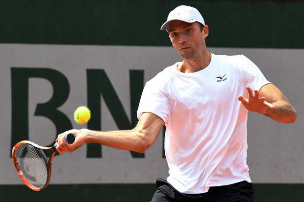 Croatia's Ivo Karlovic returns the ball to Australia's Jordan Thompson during their men's second round match at the Roland Garros 2016 French Tennis Open in Paris on May 25, 2016. / AFP PHOTO / MIGUEL MEDINA
