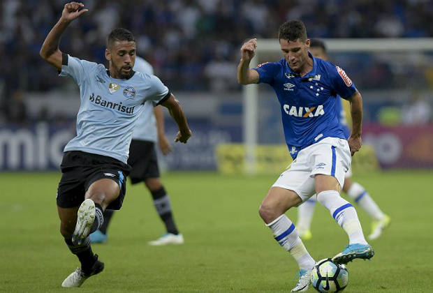 Disputa de bola no empate por 3 a 3 entre Cruzeiro e Grmio, na noite desta segunda (19), no Mineiro