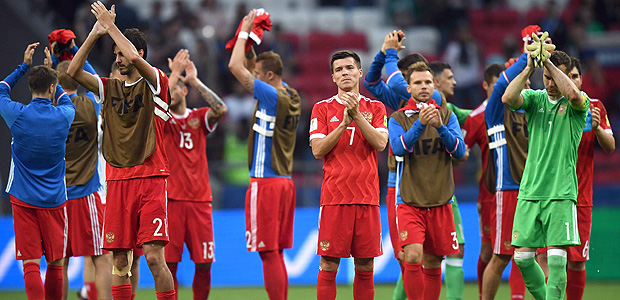 Russia's forward Dmitry Poloz (C) and teammates acknowledge the fans after Russian lost 2-1 in the 2017 Confederations Cup group A football match between Mexico and Russia at the Kazan Arena Stadium in Kazan on June 24, 2017. Hosts Russia is eliminated from the tournament. / AFP PHOTO / FRANCK FIFE
