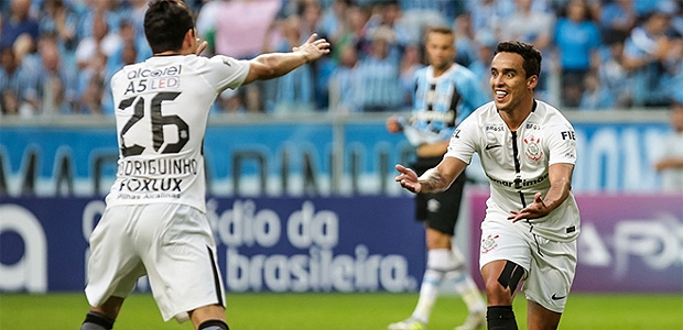 Corinthians vence Grmio em Porto Alegre (RS).