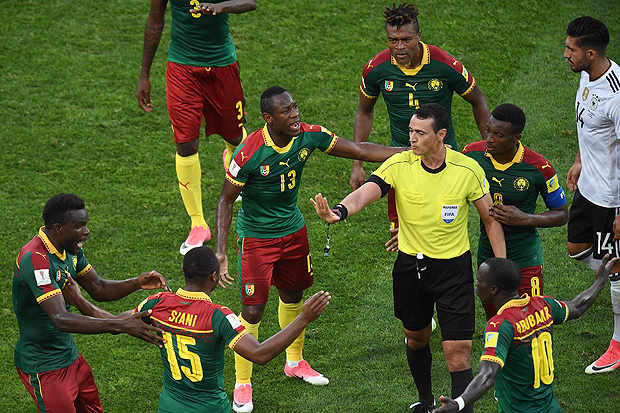 Cameroon's players appeal to Colombian referee Wilmar Roldan during the 2017 FIFA Confederations Cup group B football match between Germany and Cameroon at the Fisht Stadium Stadium in Sochi on June 25, 2017. / AFP PHOTO / FRANCK FIFE